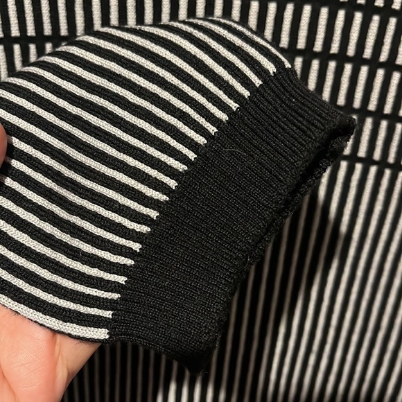 HUGO BOSS PATTERNED BLACK & WHITE WOMEN SWEATER - Picture 3 of 7